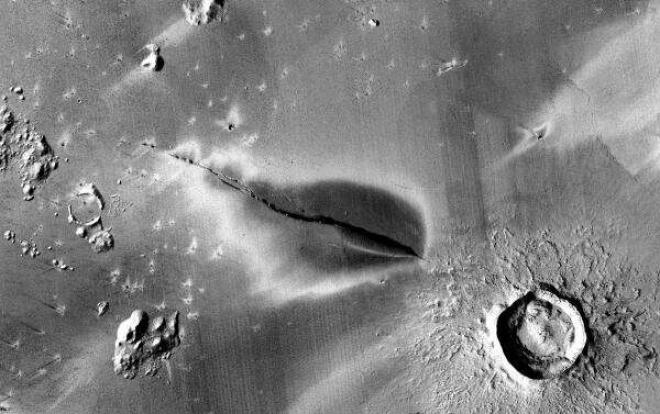 Вулканічна активність на Марсі, яка можливо сприяла недавньому існуванню життєпридатних умов - фото