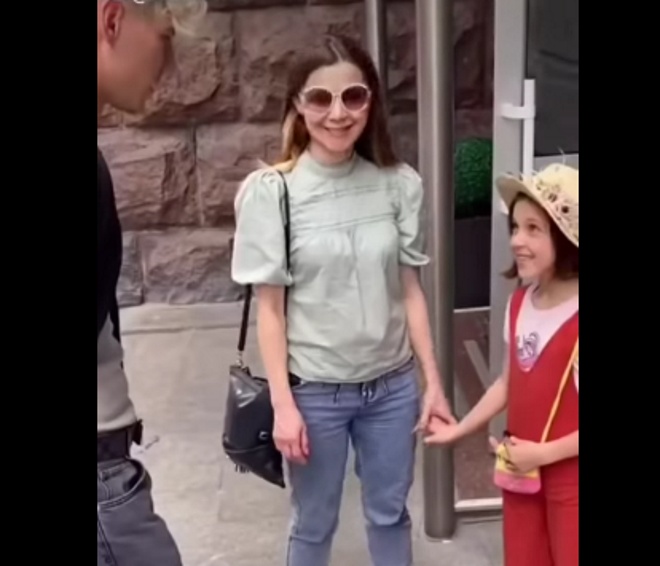 Блогер на вулиці подарував дівчинці “айфон”, а потім силою відібрав - фото