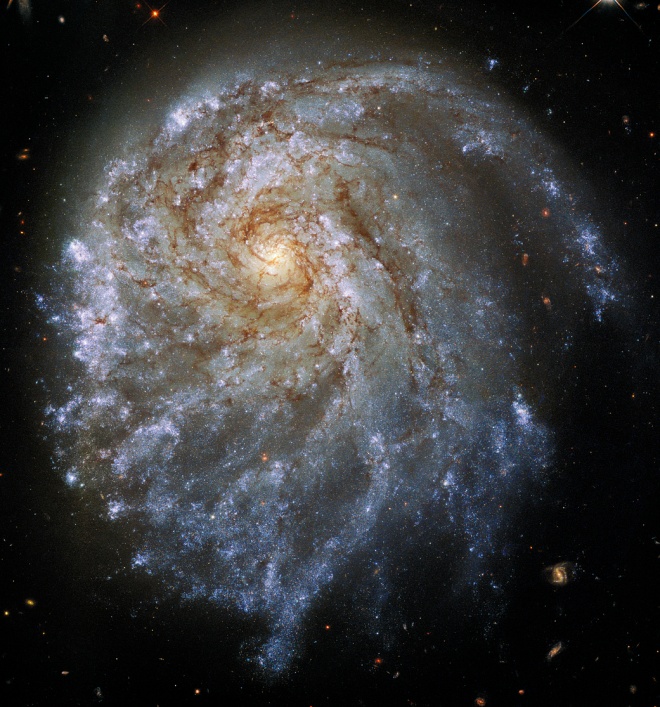 Хаббл розглядає кривобоку галактику NGC 2276 - фото