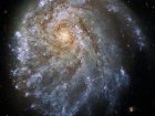 Хаббл розглядає кривобоку галактику NGC 2276