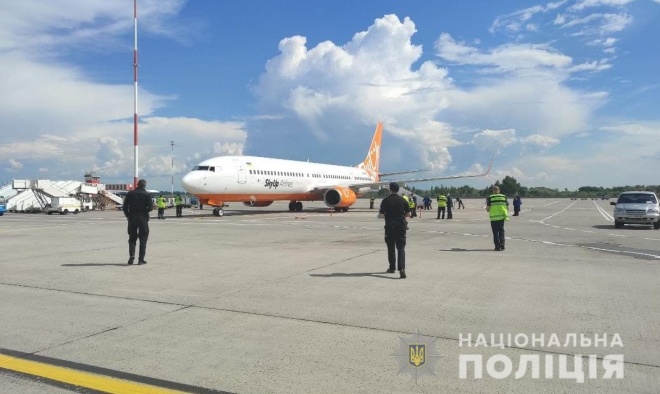 У "Борисполі" в літаку шукали бомбу - фото