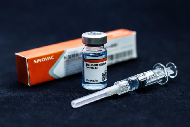 ВООЗ схвалила екстрене використання вакцини CoronaVac - фото