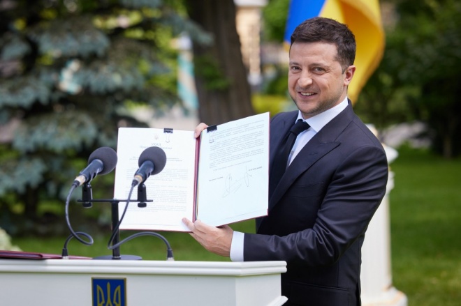Зеленський підписав указ про підняття зарплат медикам - фото