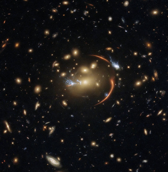 Хаббл розглядає далеку галактику через космічну лінзу - фото
