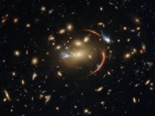 Хаббл розглядає далеку галактику через космічну лінзу