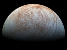 Поверхня супутника Юпітера Європи вибита невеликими ударами