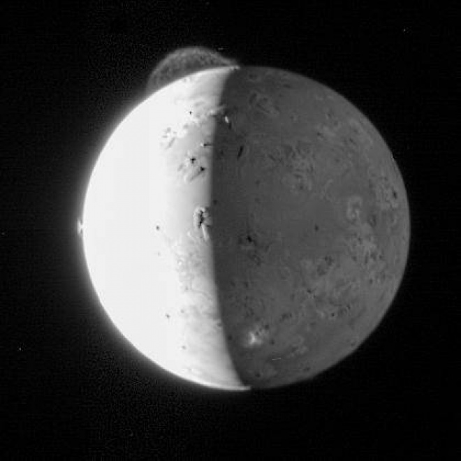 Юнона налаштовується на радіошум, викликаний вулканічним супутником Юпітера Іо - фото
