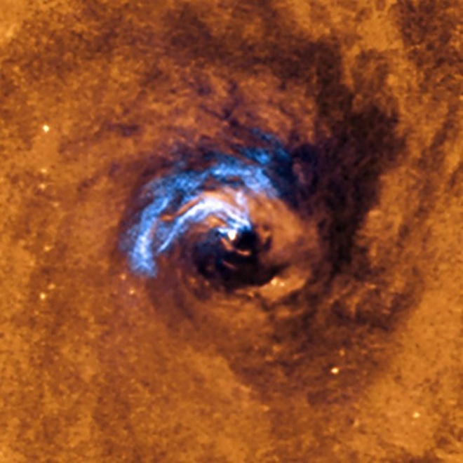 Астрономи з′ясували, як харчується чорна діра - фото