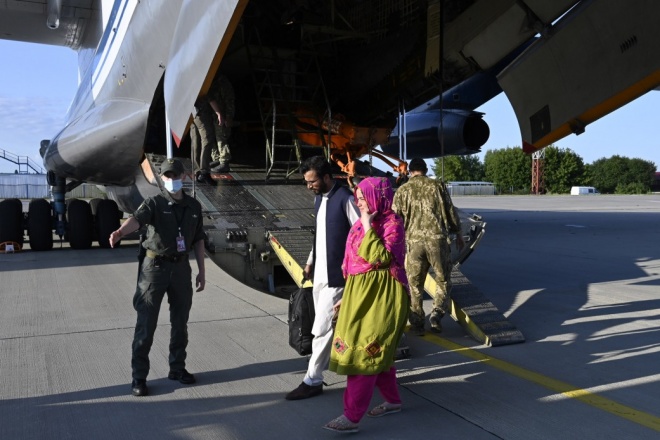З Афганістану прибув літак з тими українцями, яких російська пропаганда називала “покинутими” - фото
