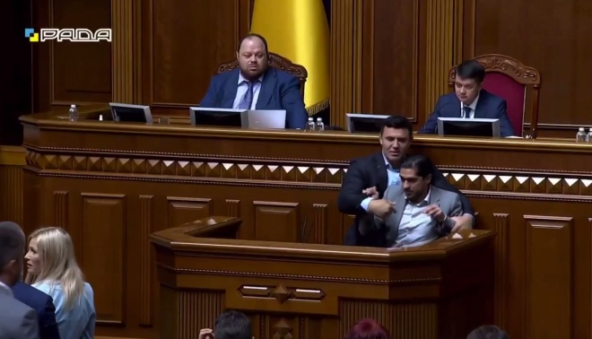 Тищенко накинувся на Лероса прямо на трибуні ВР за критику Зеленського - фото