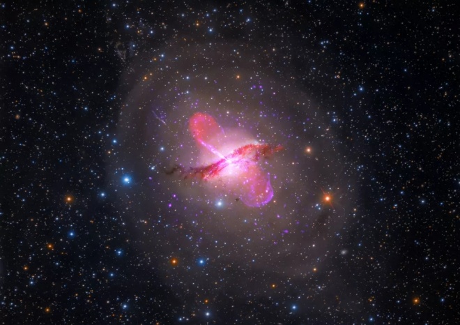 Вчені спостерігають, як надмасивна чорна діра вистрелює галактичним газом - фото