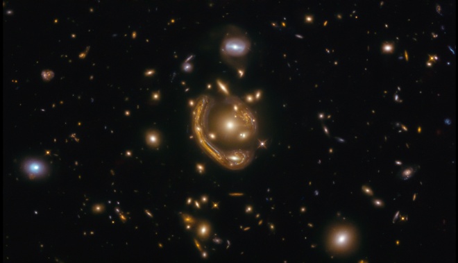 Визначено вік галактики, від якої створюється найповніше з відомих "кілець Ейнштейна" - фото