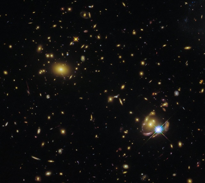 Хаббл показав дуже далеку галактику тричі на одному зображенні - фото