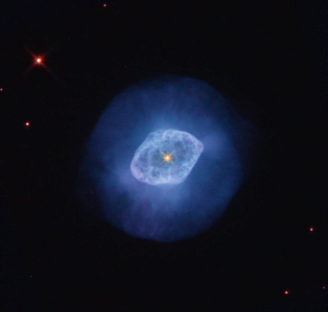 Погляд Хаббла на планетарну туманність показує її складну структуру - фото