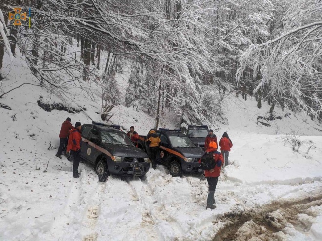 Туриста, який на Закарпатті катався на снігоході й загубився, знайшли мертвим - фото