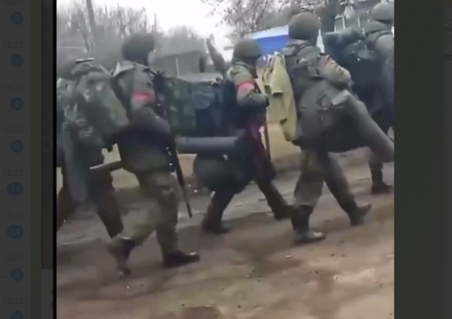 Група окупантів покидали техніку та рушили до кордону (відео) - фото