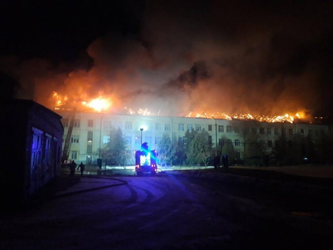 Вночі сталася масштабна пожежа в Київській гімназії східних мов - фото