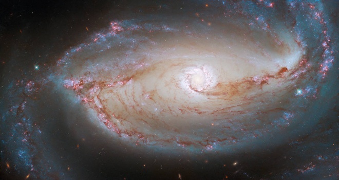 Хаббл показав око різнокольорової галактики - фото