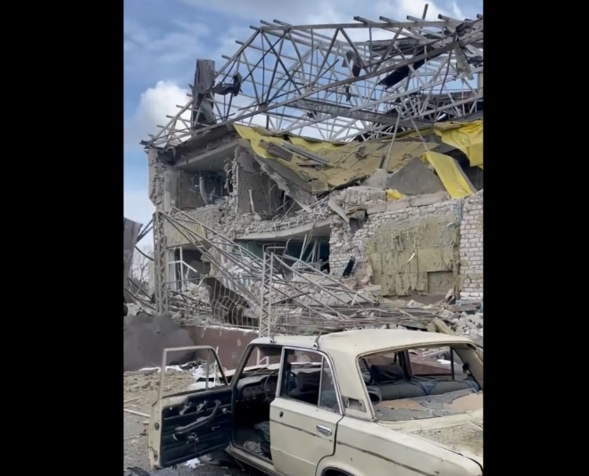 Окупанти зруйнували лікарню в Ізюмі - фото