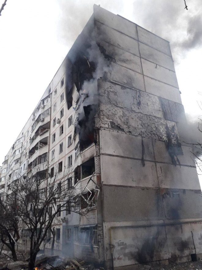 Рашисти авіаударами руйнують житлові багатоповерхівки Харкова - фото