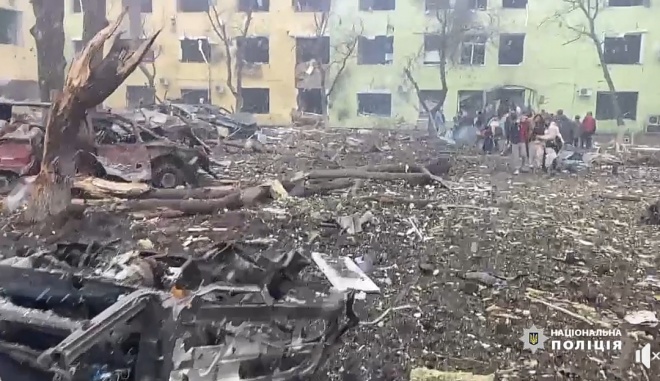 Рашисти скинули авіабомбу по лікарні та пологовому будинку в Маріуполі - фото