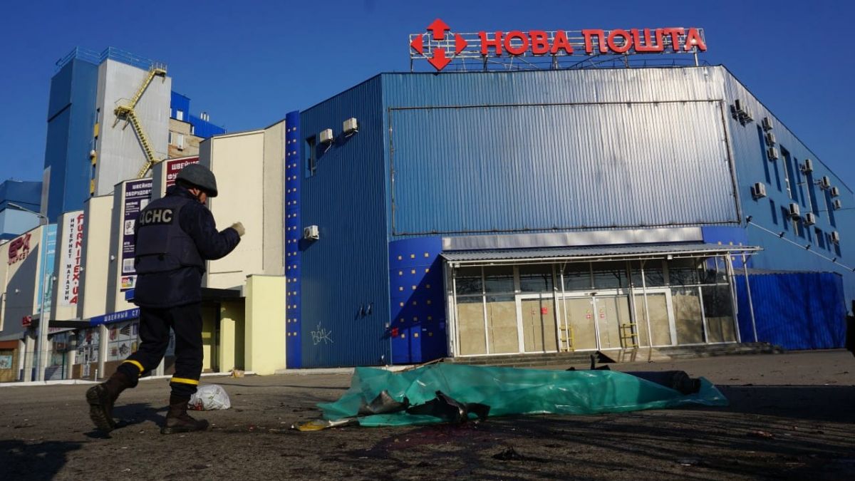 Росіяни обстріляли центр видачі гуманітарки у Харкові, є загиблі - фото