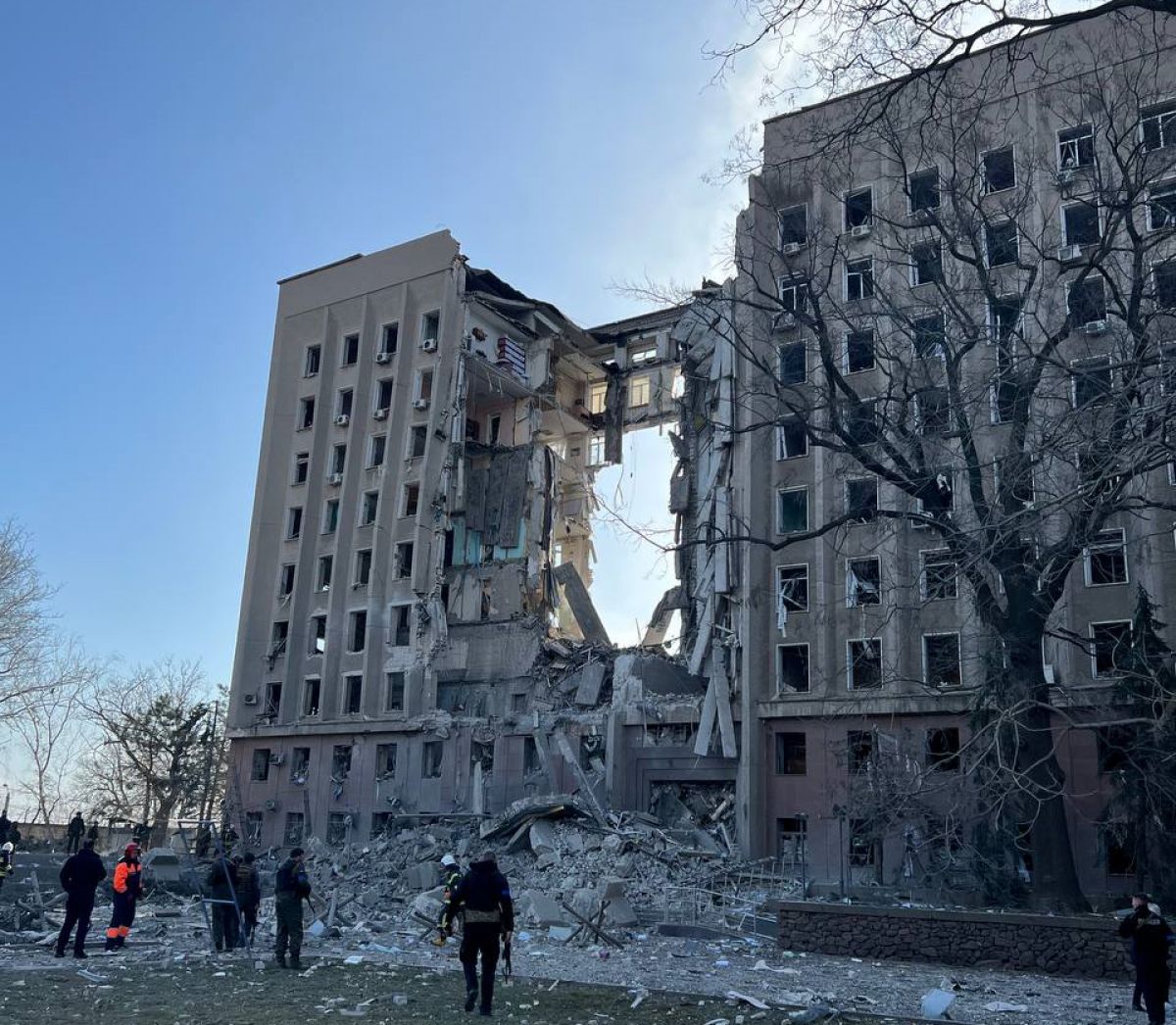 У Миколаєві рашисти вдарили та пробили наскрізь адмінбудівлю - фото