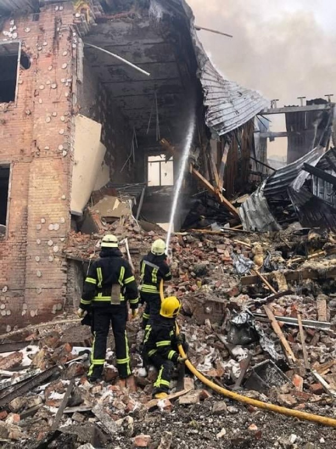 Загарбники бомбардували житлові квартали Харкова, є загиблі - фото