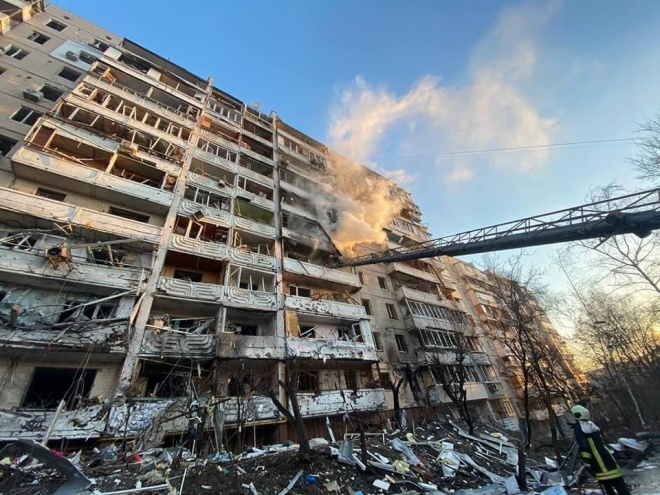 Знову в Києві снаряди влучили в житлові багатоповерхівки - фото