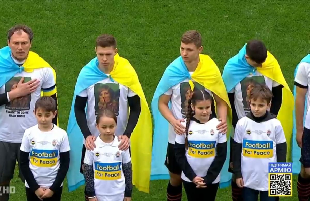 ФК “Шахтар” вийшов на матч у футболках з 4-річною Алісою з Маріуполя - фото
