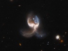 Хаббл показав галактичні крила