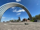 В Києві демонтують скульптуру під аркою “дружби народів”