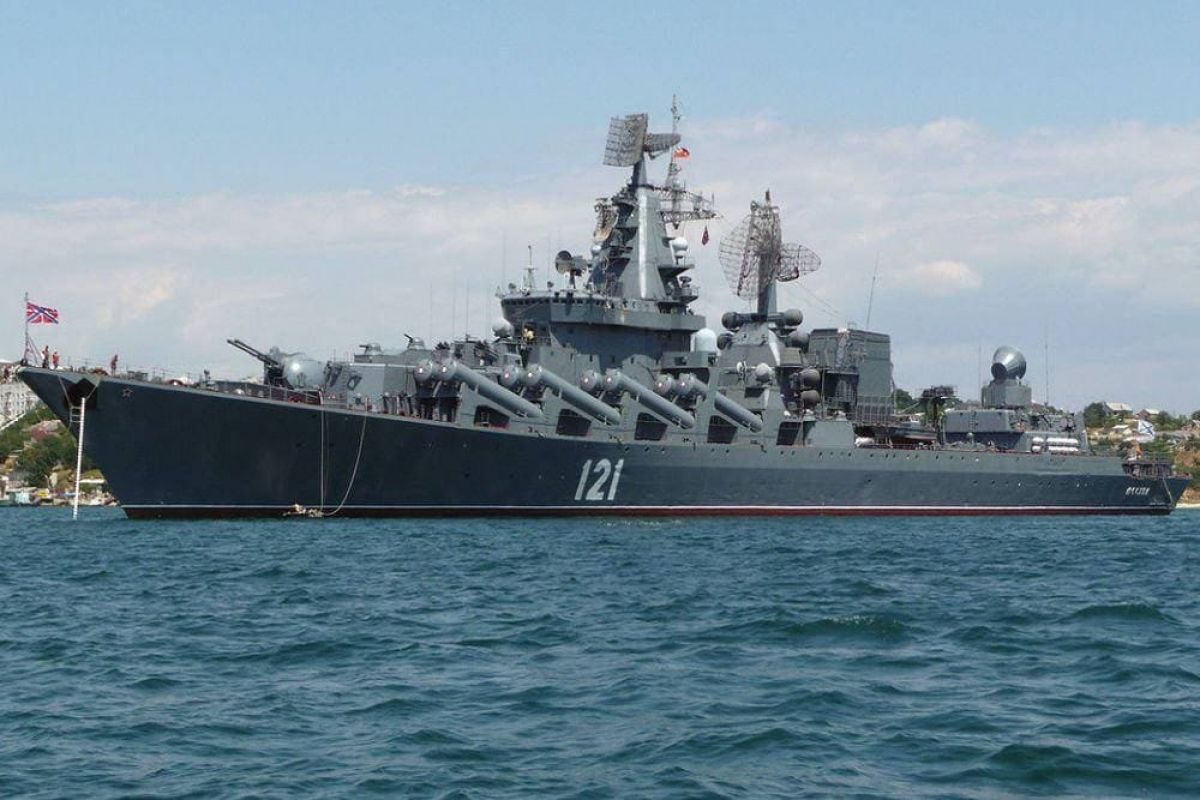 Внаслідок влучання ракет крейсер “Москва” отримав суттєві ушкодження - фото