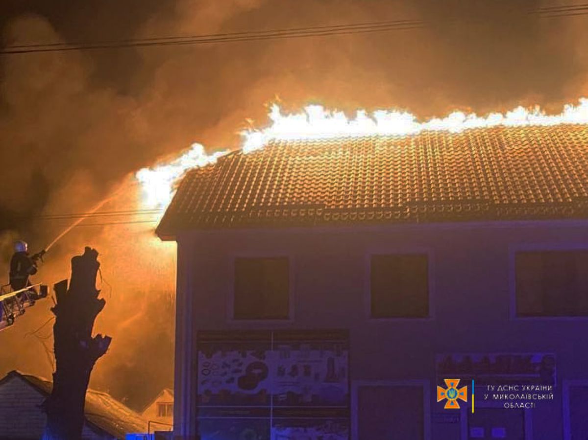 Вночі ворог обстрілював Миколаїв, виникли пожежі - фото