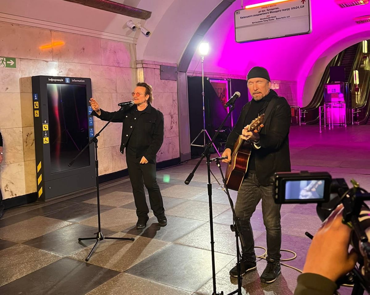 Легендарні Боно та Едж з U2 виступили в київському метро - фото
