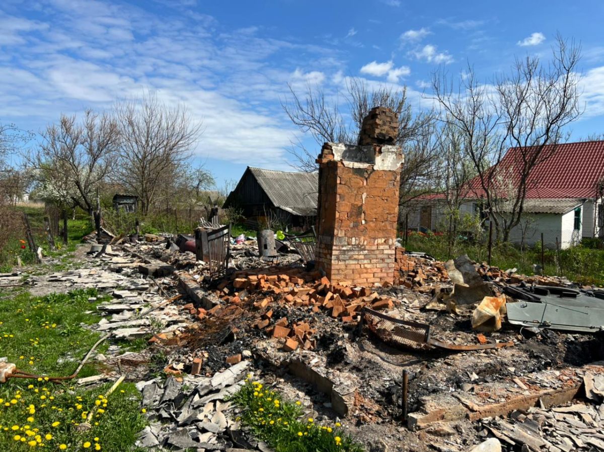 На Київщині окупанти вбили цивільного та з танку розстріляли його будинок - фото