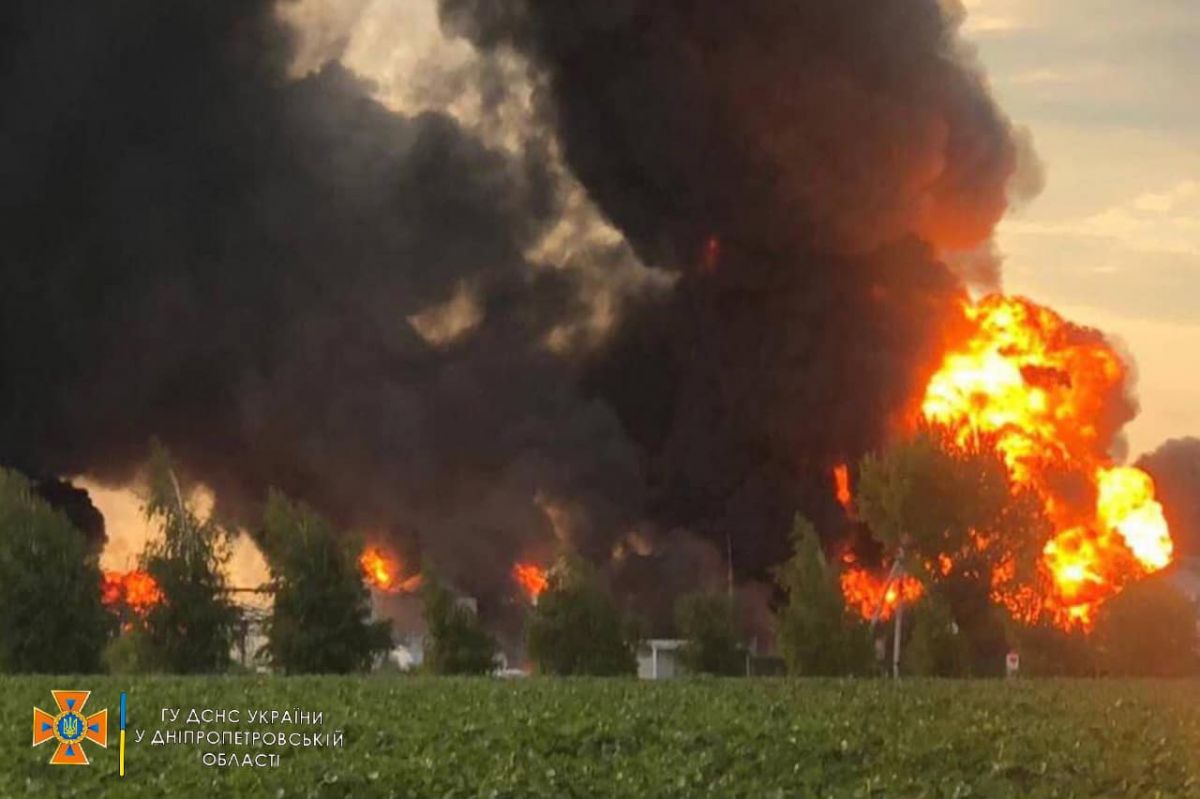 На Дніпропетровщині вибухнув резервуар з паливом після ракетного удару - фото