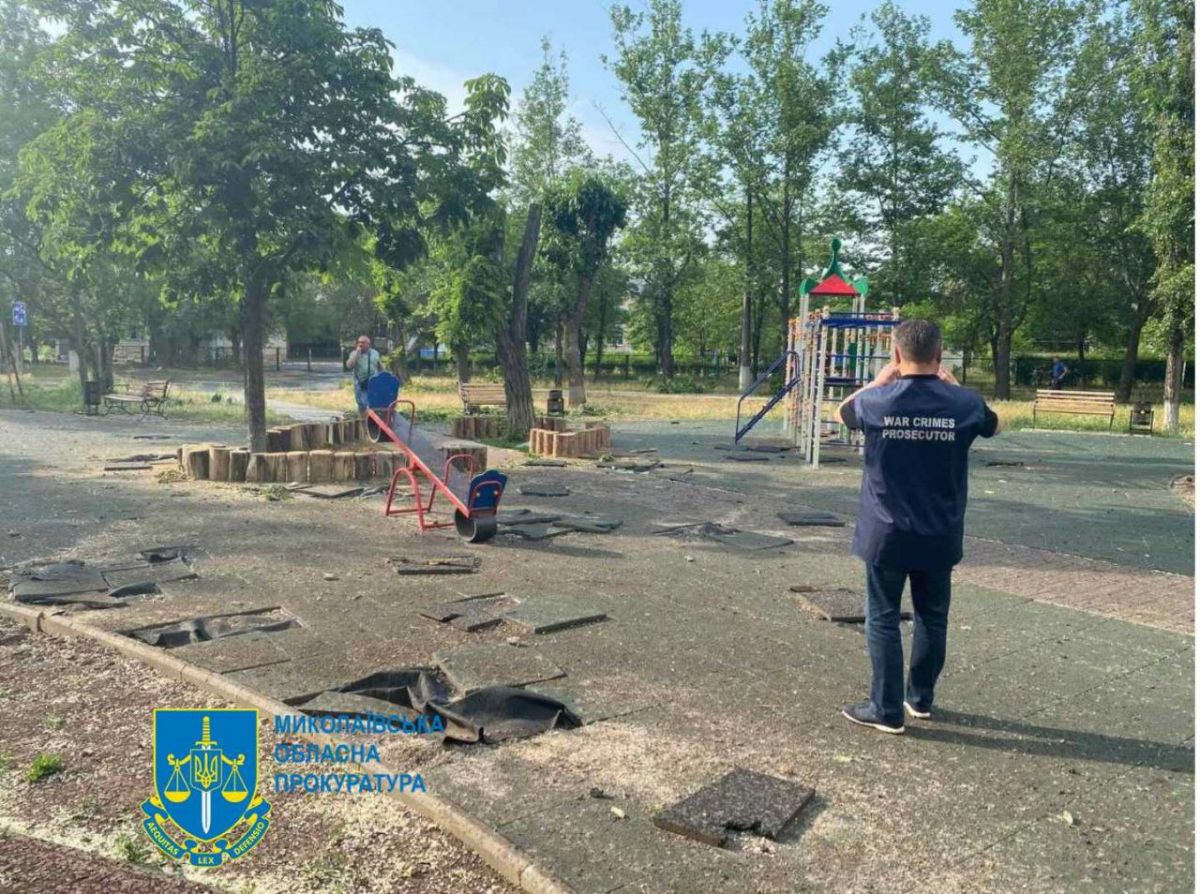 Окупанти обстріляли дитячий майданчик в Миколаєві у День захисту дітей - фото