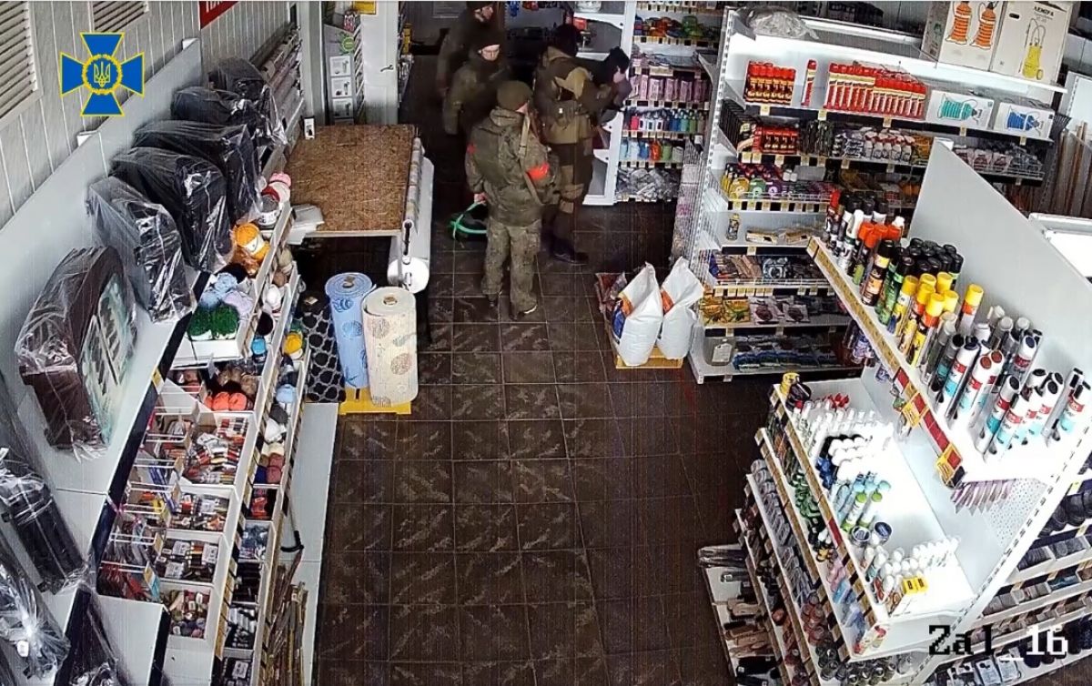 Відео, як російські військові грабують магазин - фото