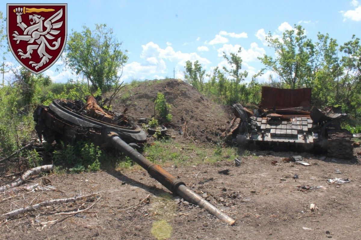 Десантники відбили наступ та спалили 12 російських танків - фото