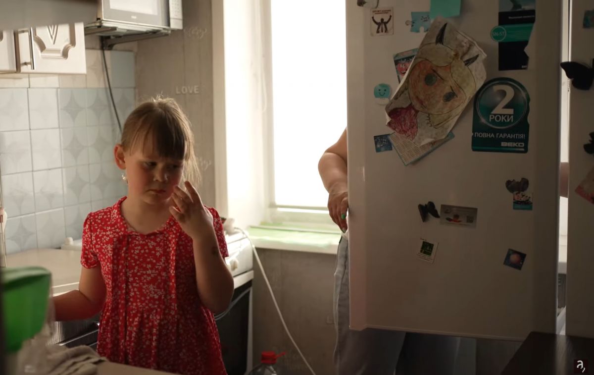 Родина ліквідованого окупанта на тлі українського холодильника: “За що?” - фото