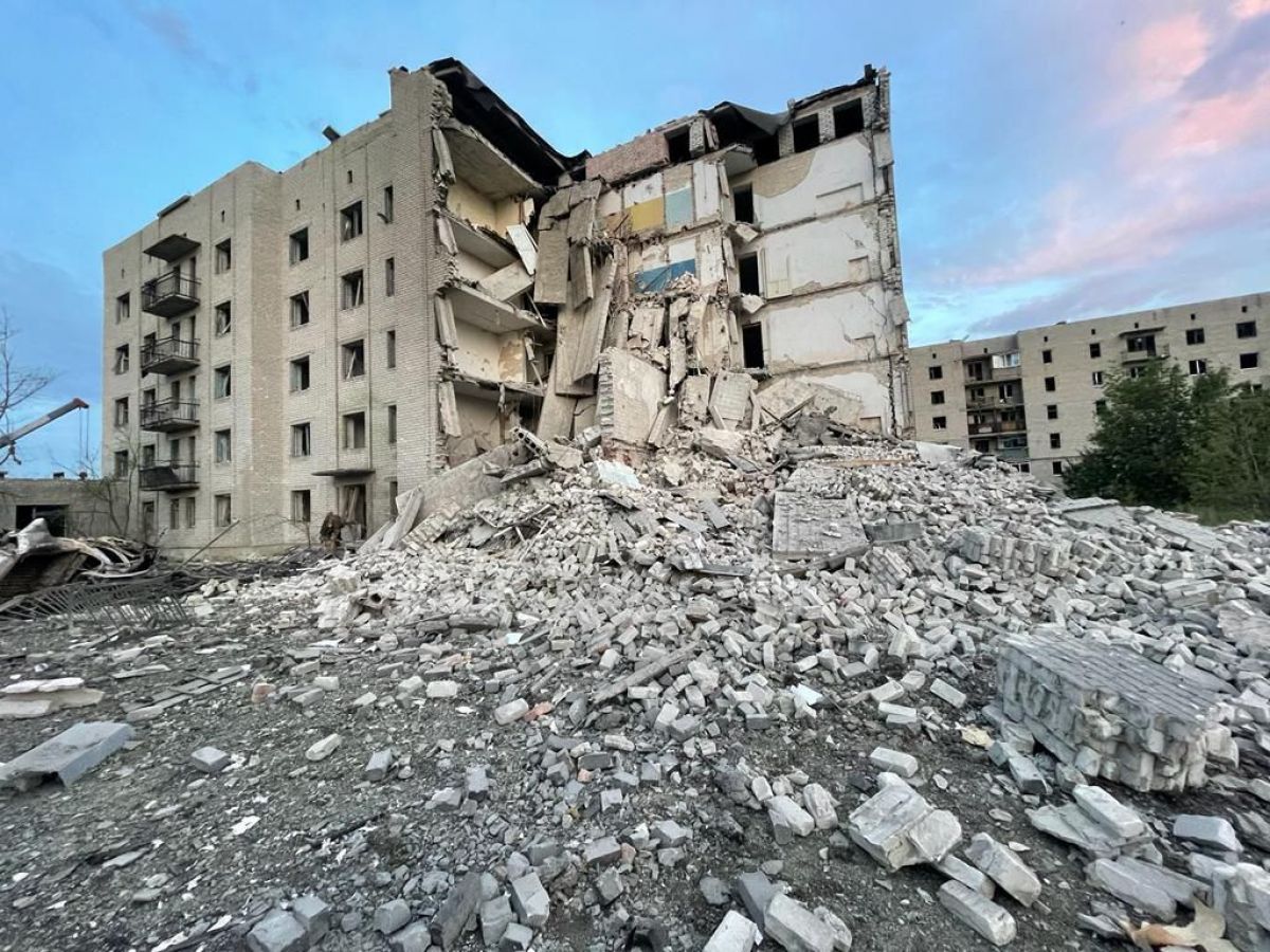 Внаслідок обстрілу обвалилася 5-поверхівка на Донеччині, під завалами люди - фото
