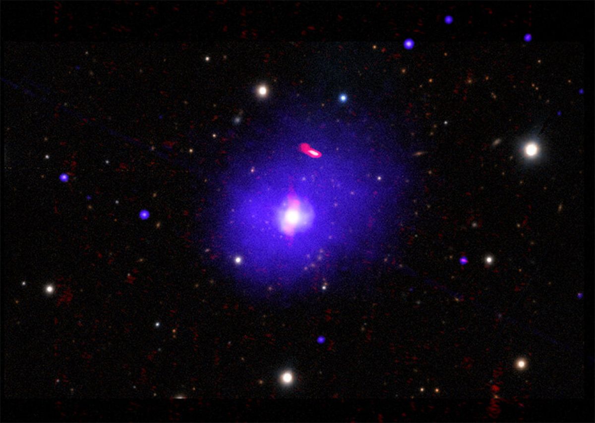 Знайдено гігантську чорну діру, яка обертається повільніше за своїх родичів - фото