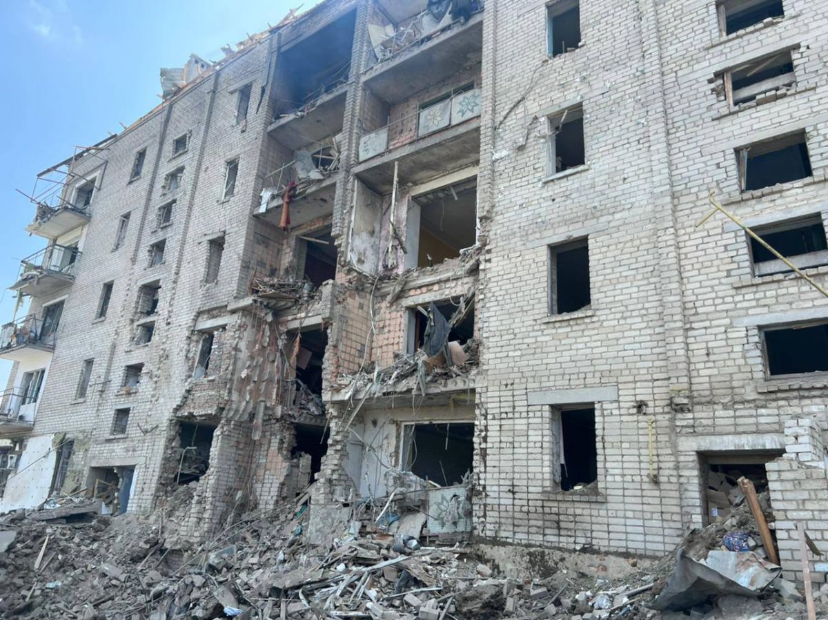 росіяни вдарили в житлову багатоповерхівку у Вознесенську - фото