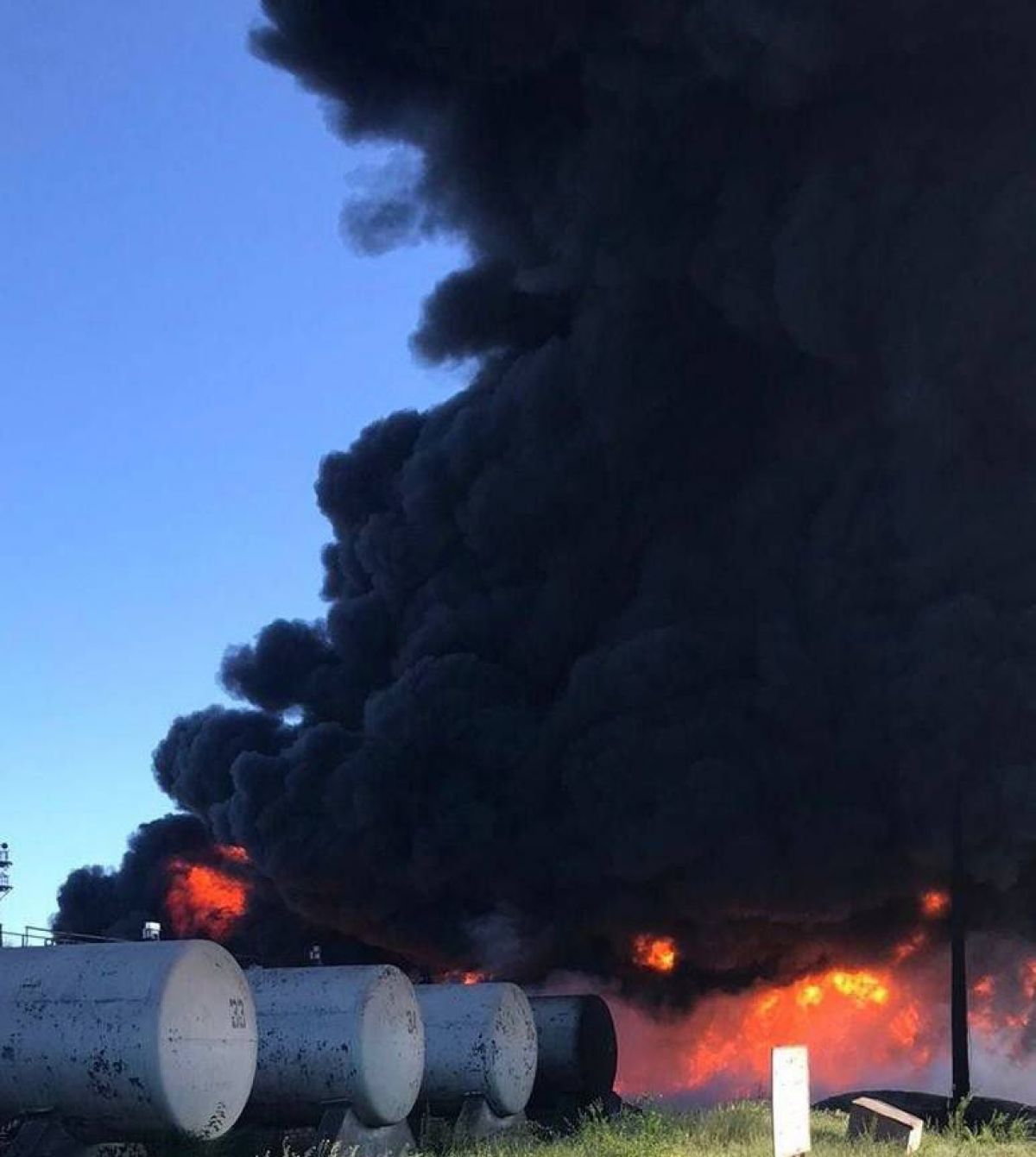 На нафтобазі в Кривому Розі сильна пожежа внаслідок ракетного удару - фото