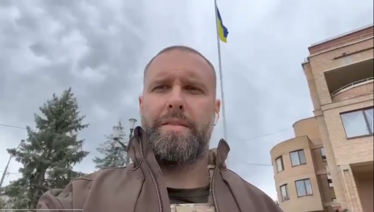 У звільненій Балаклії урочисто підняли Український прапор - фото