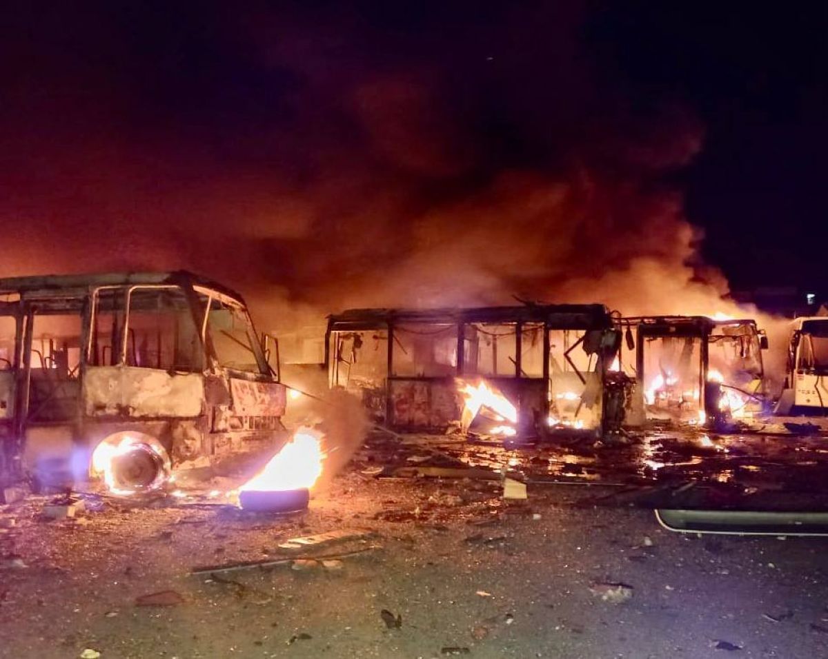 В Дніпрі внаслідок ракетного удару загинула людина, згоріло понад 100 автобусів - фото