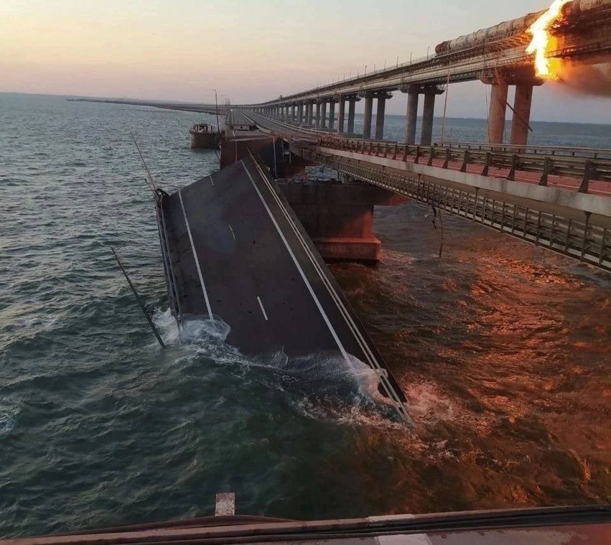 На кримському мосту пожежа та обвалення - фото