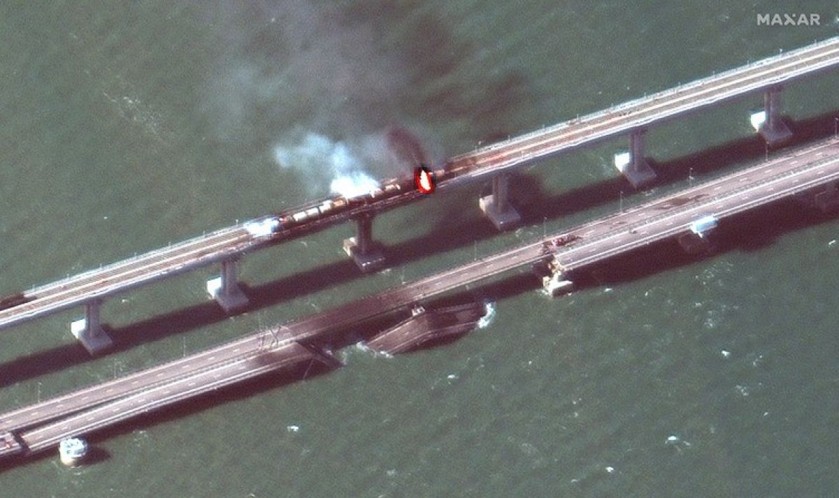 Ушкодження кримського мосту дещо уповільнить пересування військ, - ISW - фото