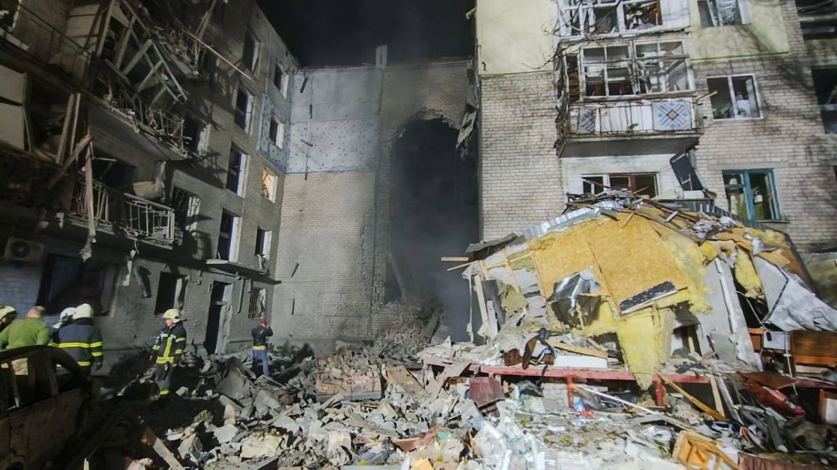 Російські покидьки вдарили по житловій 5-поверхівці в Миколаєві, є загиблі - фото